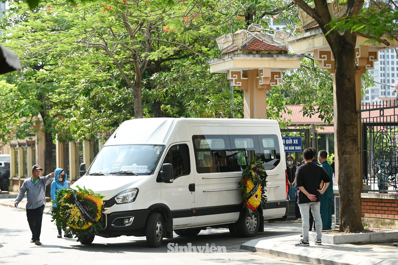 Đoàn xe nối đuôi nhau rời Nhà Tang lễ, đưa các nạn nhân "về" với gia đình.