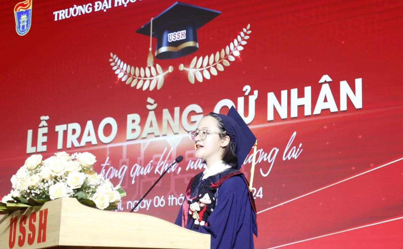 Thuý Hiền vinh dự được đại diện các bạn sinh viên phát biểu tại buổi lễ tốt nghiệp. Thuý Hiền vinh dự được đại diện các bạn sinh viên phát biểu tại buổi lễ tốt nghiệp.