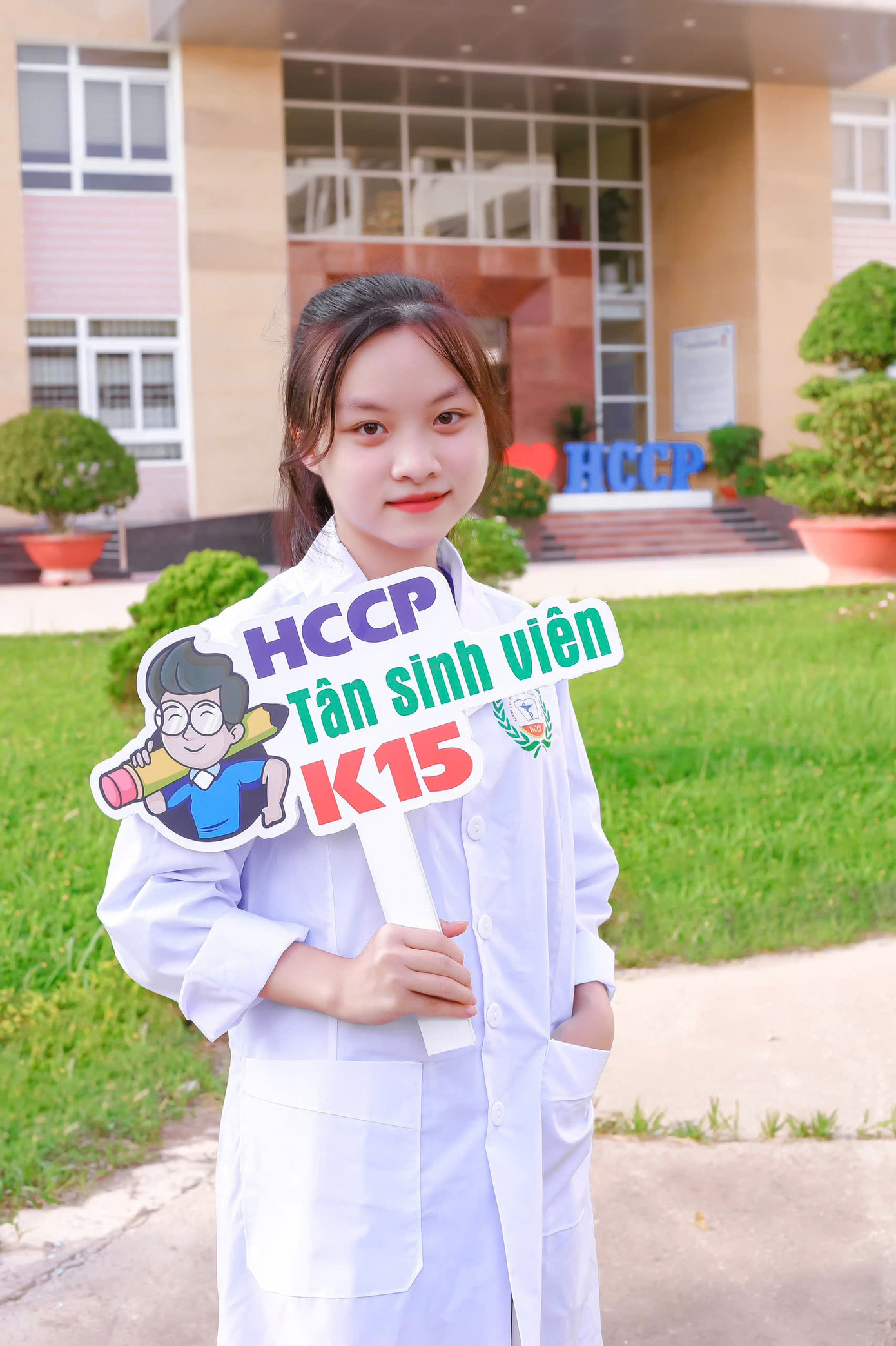 Đào Thu Hà đang là sinh viên chuyên ngành Dược lớp chất lượng cao tại Trường Cao đẳng Dược Trung ương Hải Dương. Đào Thu Hà đang là sinh viên chuyên ngành Dược lớp chất lượng cao tại Trường Cao đẳng Dược Trung ương Hải Dương.