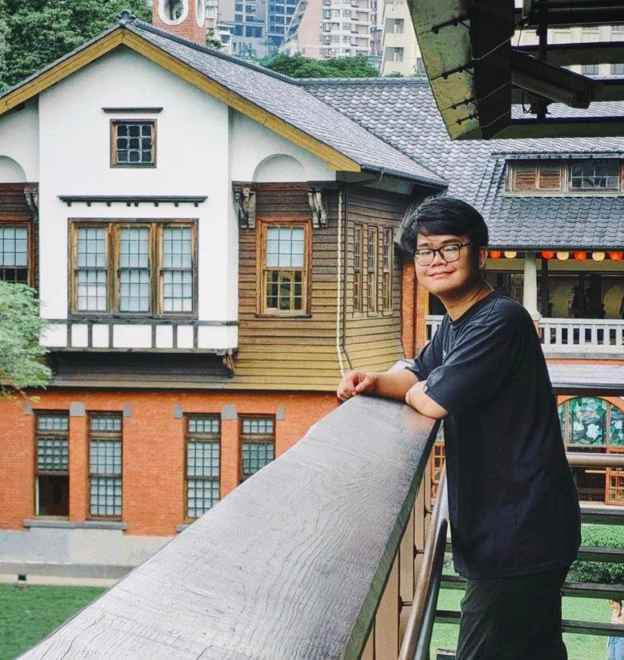 Nguyễn Lê Đăng Khoa đang là sinh viên năm 2 khoa Ngoại giao và Quan hệ Quốc tế (Diplomacy and International Relations) hệ Honors tại đại học Tamkang (Đạm Giang), song ngành với ngành Chính trị và Kinh tế Quốc tế (Global Politics and Economics).