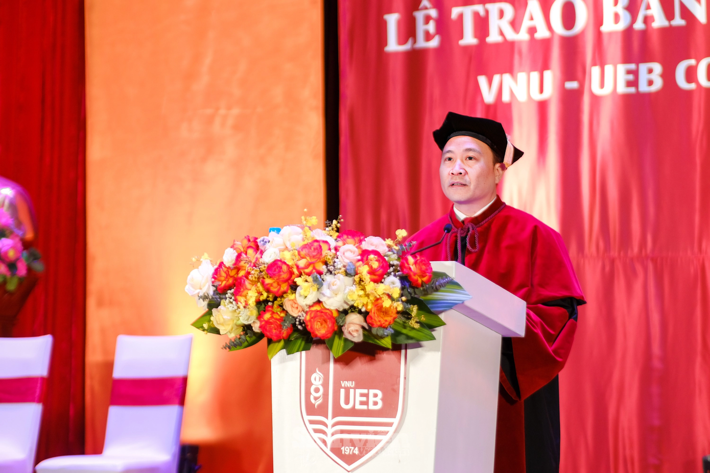 PGS. TS Lê Trung Thành: “Các em sinh viên luôn là niềm tự hào của Trường Đại học Kinh tế - ĐHQGHN”. PGS. TS Lê Trung Thành: “Các em sinh viên luôn là niềm tự hào của Trường Đại học Kinh tế - ĐHQGHN”.