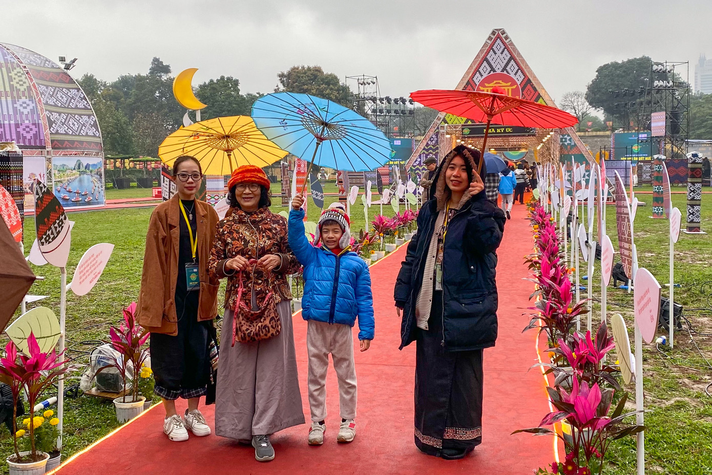 Một bạn nhỏ vui mừng khi được bà dẫn tới tham dự ngày hội.