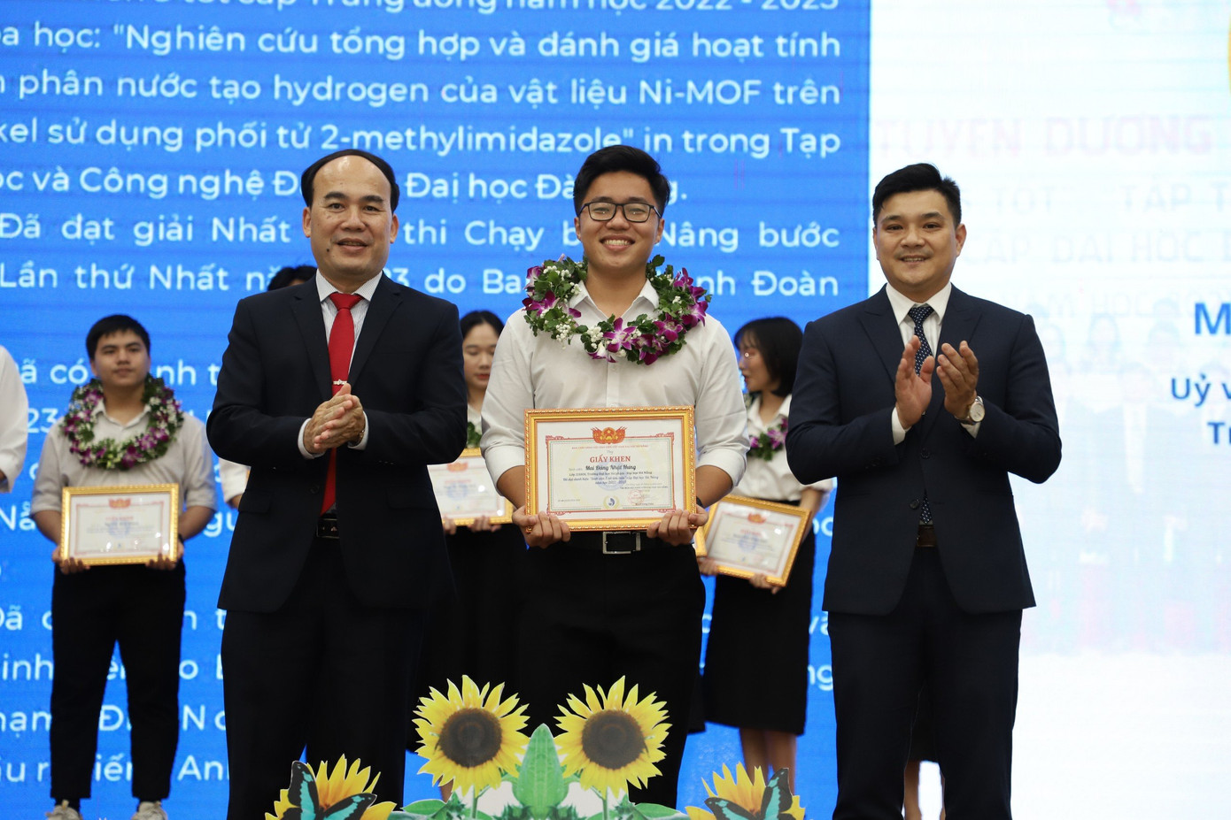 Nhật Hưng nhận Giấy khen Đạt danh hiệu Sinh viên 5 tốt tiêu biểu cấp Đại học Đà Nẵng.