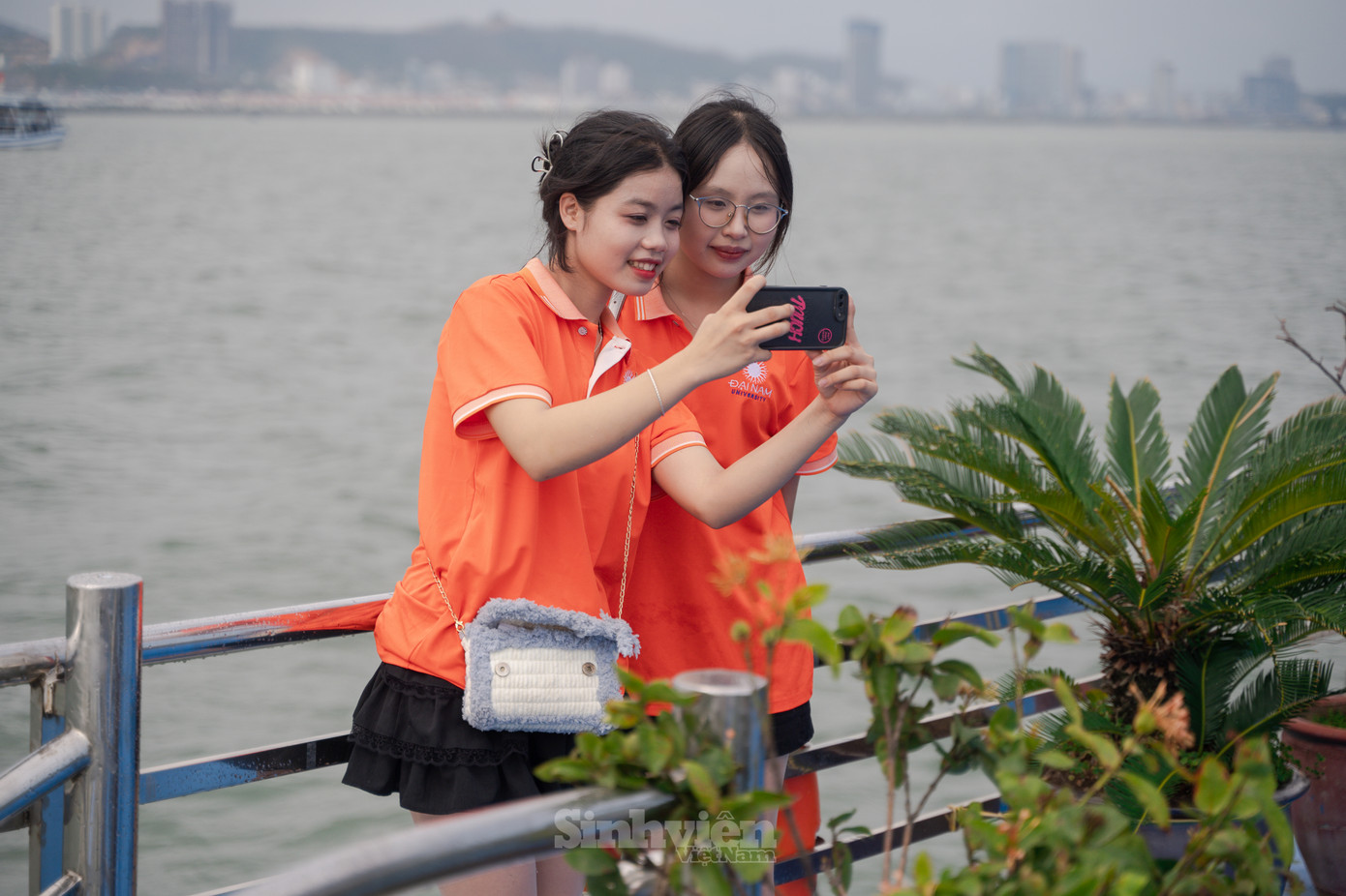 Tổ chức chương trình kiến tập nhận thức nghề nghiệp ngay từ năm nhất giúp các tân sinh viên tiếp nối, giữ vững niềm đam mê với ngành học, tạo động lực để sinh viên cố gắng trong học tập và rèn nghề.