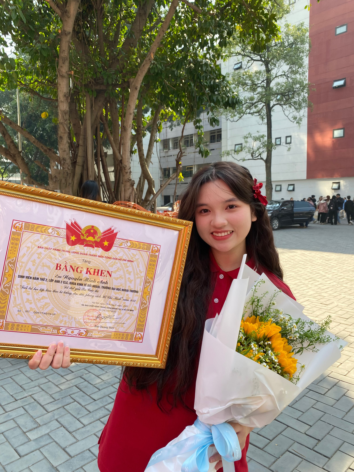 Minh Anh rạng rỡ trong ngày nhận giải.