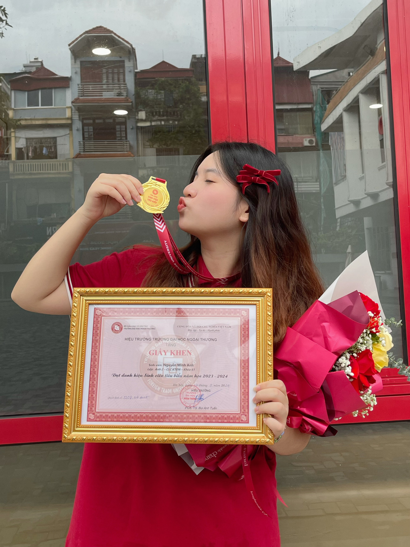 Minh Anh và chiếc huy chương Sinh viên tiêu biểu danh giá.
