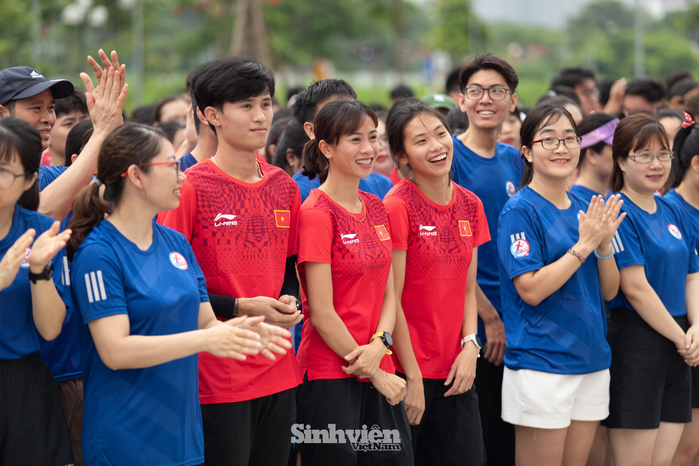 Tham dự AOF Run 2024 có sự góp mặt của khách mời là các VĐV đội tuyển điền kinh quốc gia: VĐV Nguyễn Trung Cường (áo đỏ bên trái) - HCV SEA Games 32; VĐV Đoàn Thu Hằng (giữa); VĐV Đinh Thị Thu Hương (phải).