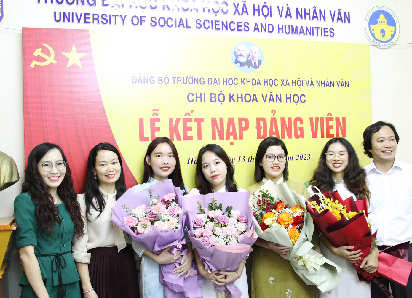 Kim Anh (thứ 3 từ trái sang) cùng các thầy cô trong Ban lãnh đạo khoa Văn học tại Lễ kết nạp Đảng viên.