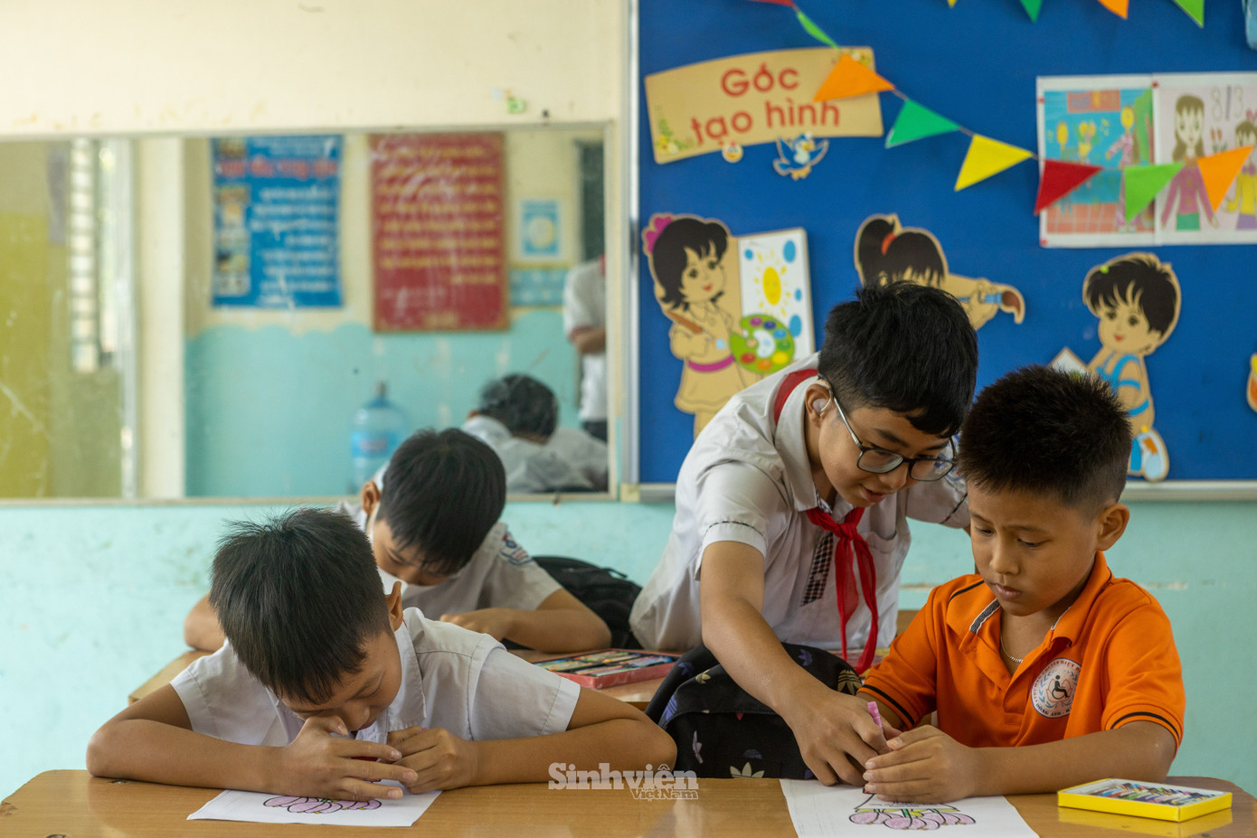 Lớp dành cho các em khiếm thính cũng có nhiều học sinh hoàn cảnh đặc biệt. Có em đến tận năm lớp 3, bố mẹ mới phát hiện ra con mình bị khiếm thính, rồi khi không theo được chương trình tiểu học nữa mới đưa vào trường. Có em học sinh có mẹ cũng từng học tại trường, sau này mẹ em lấy một người chồng khiếm thính và rồi đứa con của họ lại học ở đây. Lớp dành cho các em khiếm thính cũng có nhiều học sinh hoàn cảnh đặc biệt. Có em đến tận năm lớp 3, bố mẹ mới phát hiện ra con mình bị khiếm thính, rồi khi không theo được chương trình tiểu học nữa mới đưa vào trường. Có em học sinh có mẹ cũng từng học tại trường, sau này mẹ em lấy một người chồng khiếm thính và rồi đứa con của họ lại học ở đây.
