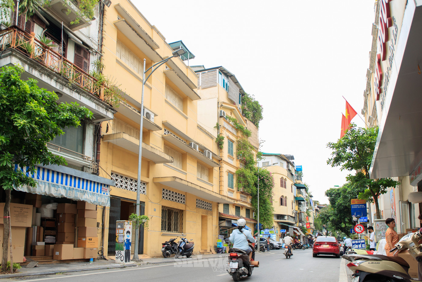 Mặt sau ngôi nhà mang số 35 nằm trên phố Hàng Cân, người dân đến thăm quan có thể gửi xe tại đây.