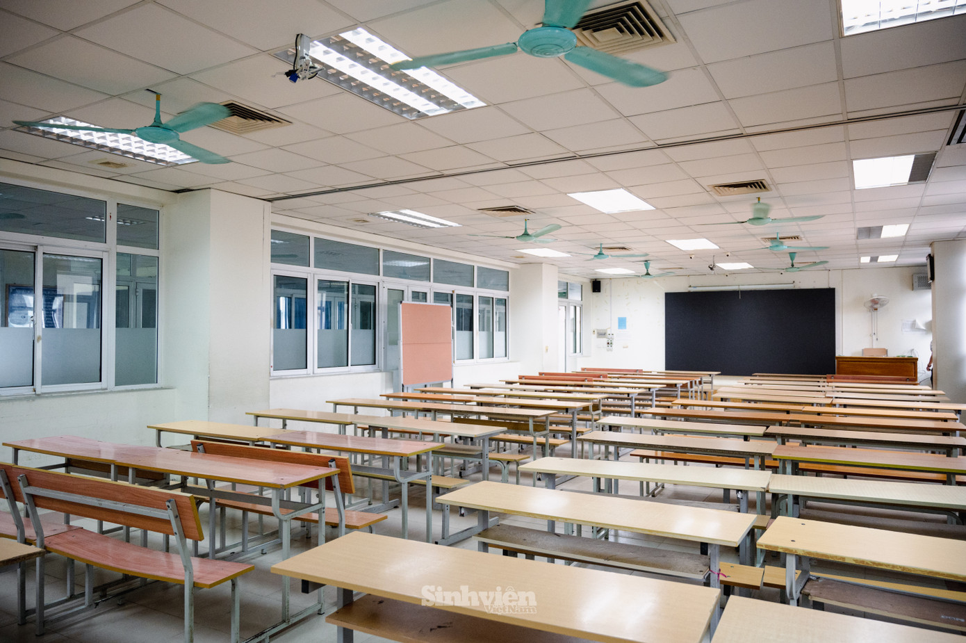 Giảng đường tại Học viện sử dụng màn hình LED, 100% các phòng trang bị điều hoà.