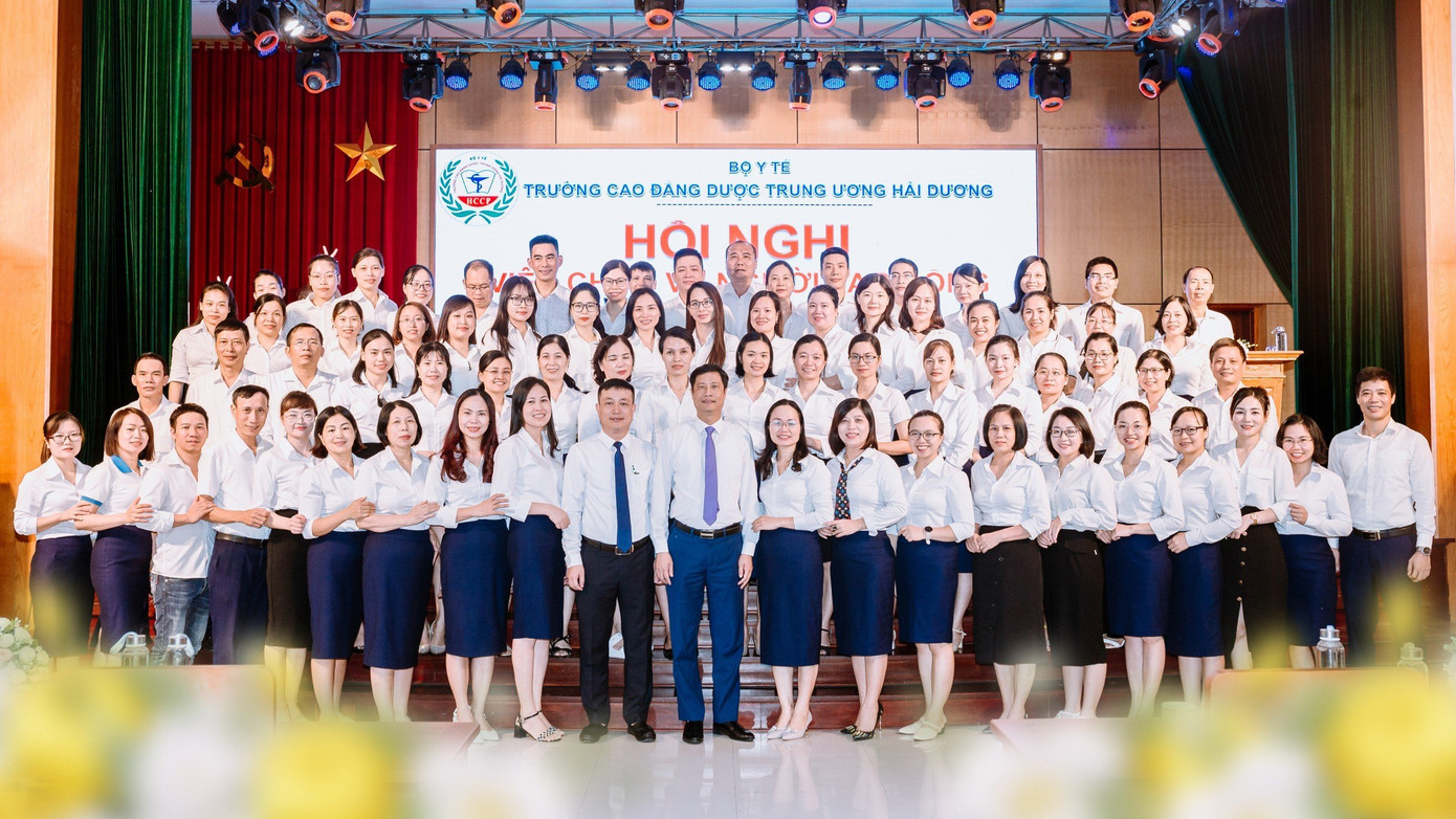 Đội ngũ giảng viên có trình độ chuyên môn cao, nhiệt tình, tận tâm và giàu lòng y đức của Trường Cao đẳng Dược Trung ương Hải Dương. Đội ngũ giảng viên có trình độ chuyên môn cao, nhiệt tình, tận tâm và giàu lòng y đức của Trường Cao đẳng Dược Trung ương Hải Dương.