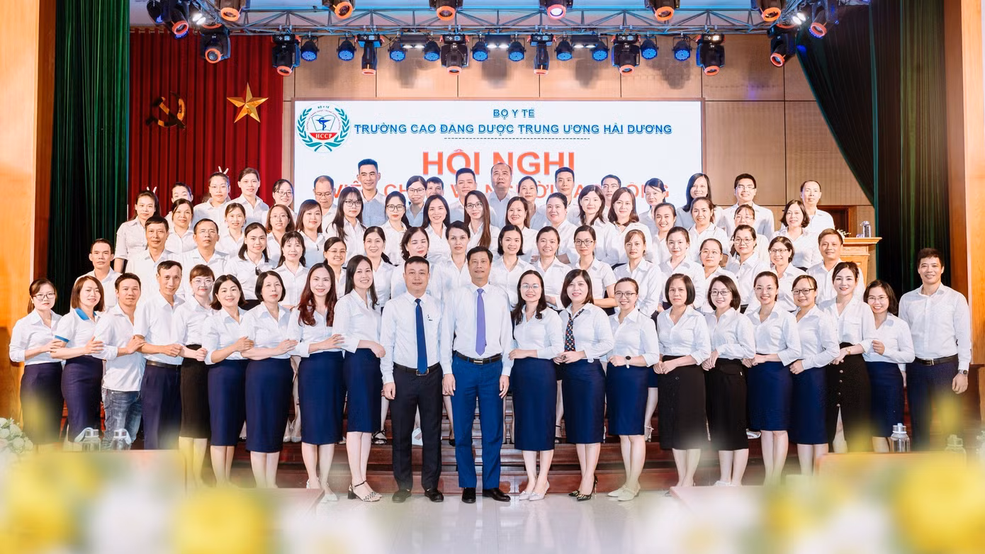 Đội ngũ giảng viên có trình độ chuyên môn cao, nhiệt tình, tận tâm và giàu lòng y đức của Trường Cao đẳng Dược Trung ương Hải Dương. Đội ngũ giảng viên có trình độ chuyên môn cao, nhiệt tình, tận tâm và giàu lòng y đức của Trường Cao đẳng Dược Trung ương Hải Dương.