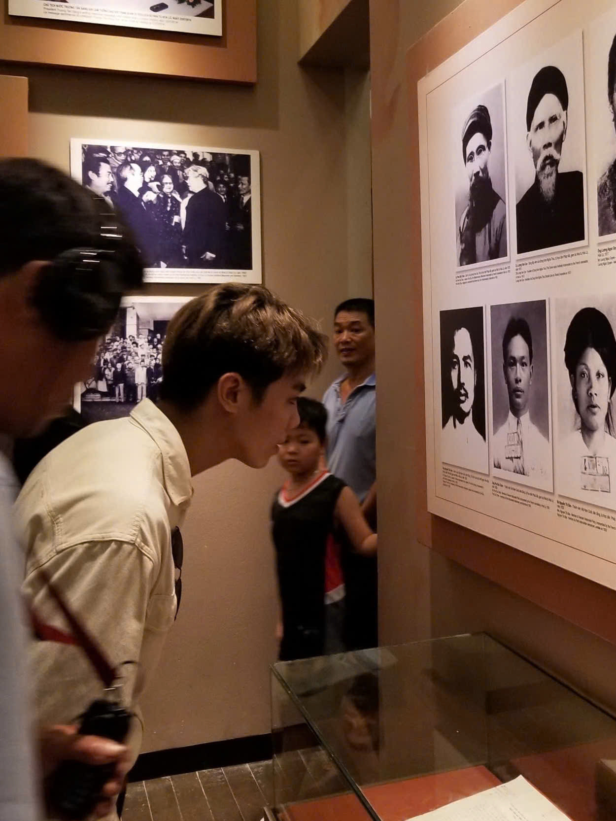 Các bạn trẻ say sưa tìm hiểu thông tin trong di tích.