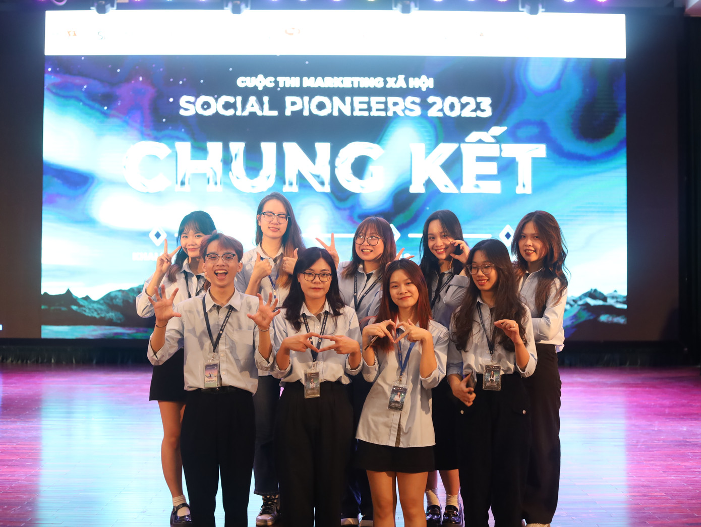 Hương Giang cùng các thành viên tổ chức Cuộc thi Marketing xã hội Social Pioneers. Hương Giang cùng các thành viên tổ chức Cuộc thi Marketing xã hội Social Pioneers.