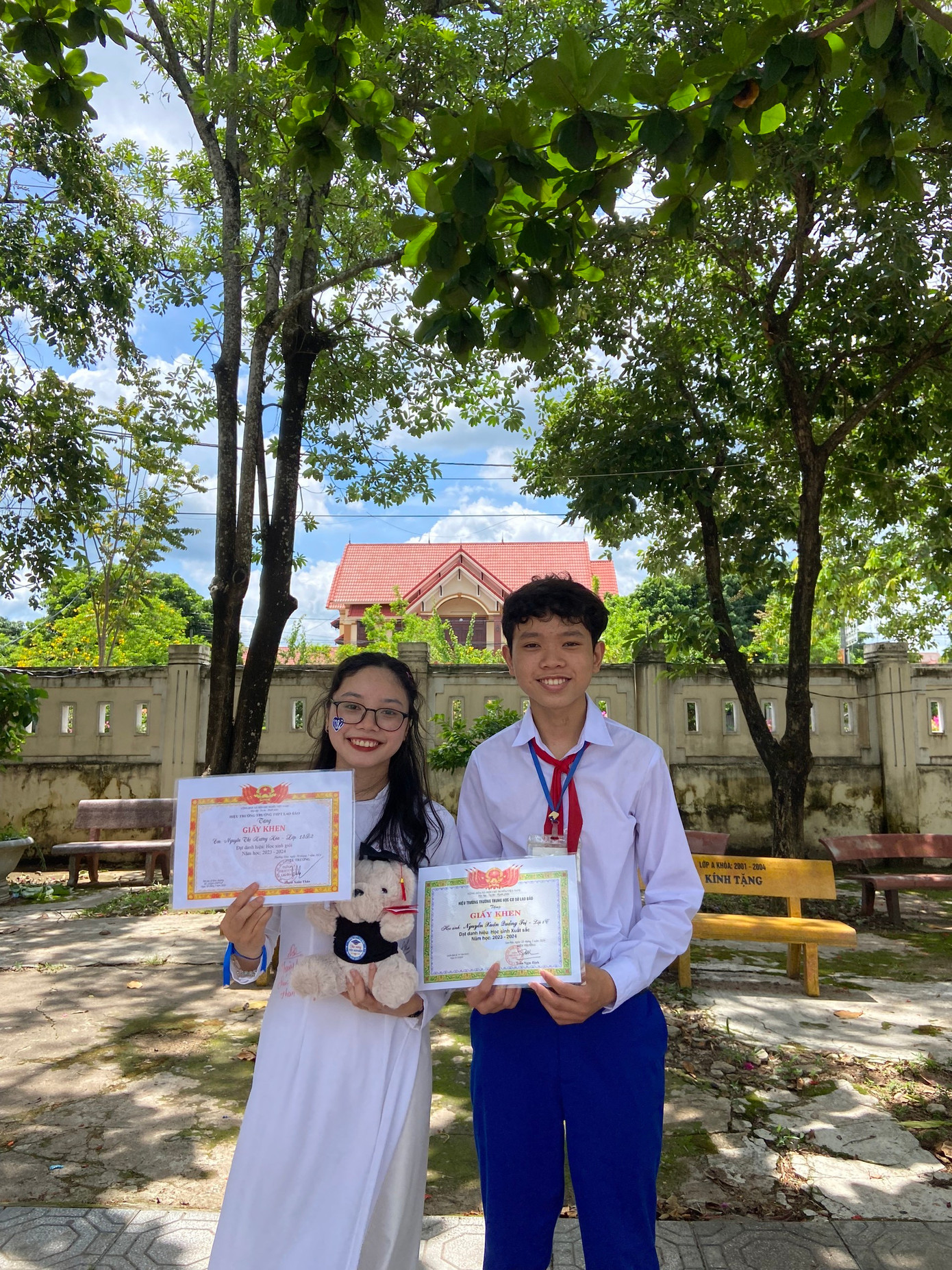 Chị gái Hướng Hóa và em trai Quảng Trị đều có kết quả học tập tốt.