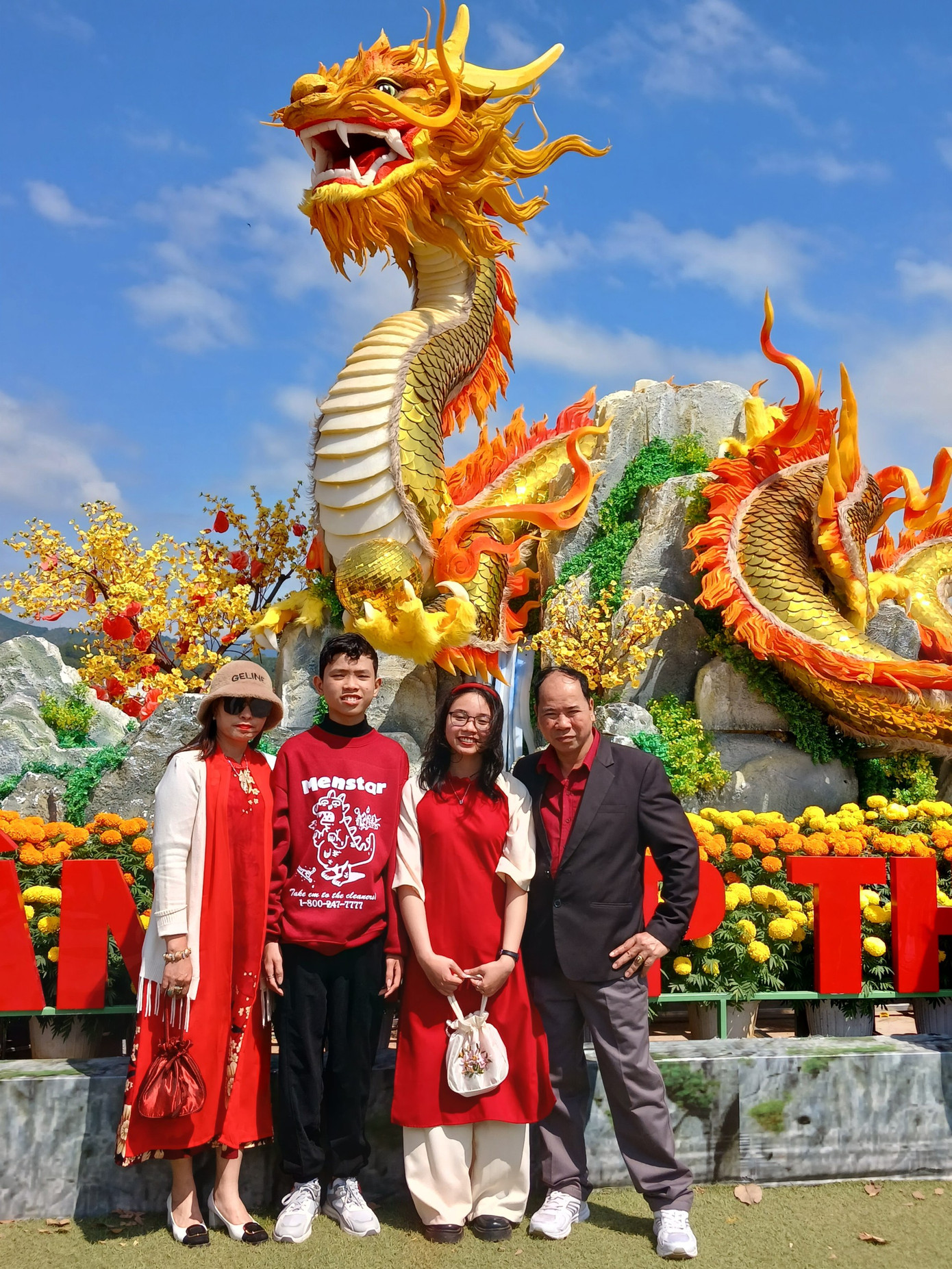 Hướng Hóa cùng gia đình của mình.