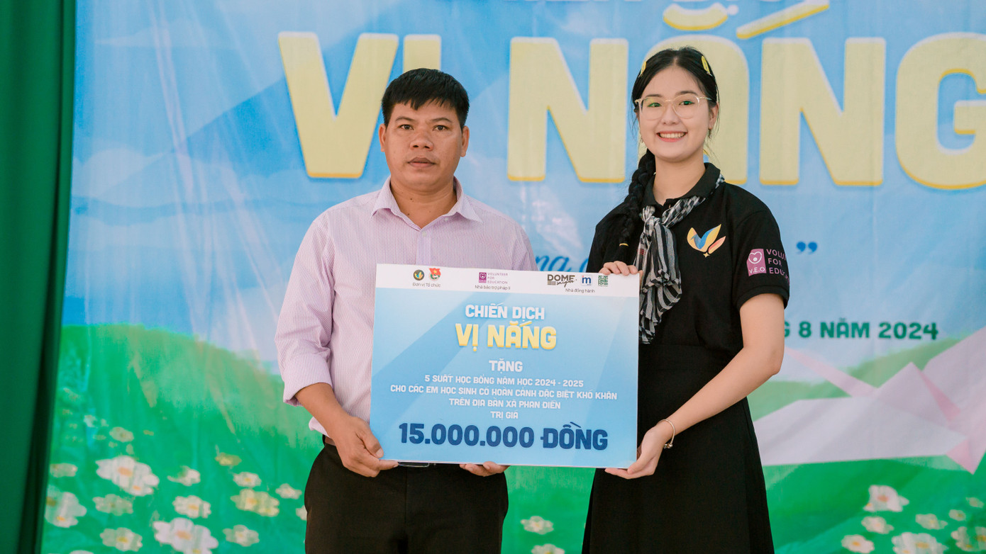 Phương Nhi trao tặng học bổng trong Chiến dịch Vị Nắng 2024. Phương Nhi trao tặng học bổng trong Chiến dịch Vị Nắng 2024.