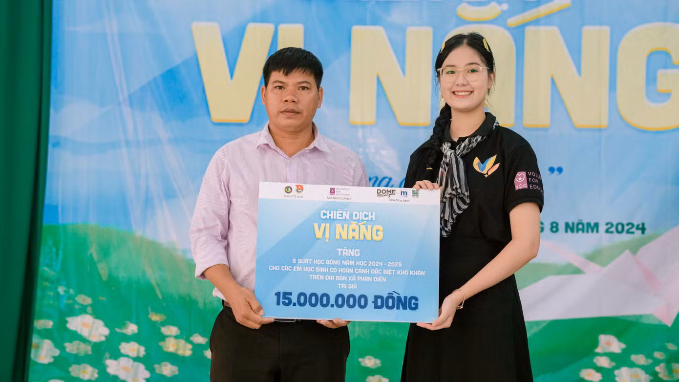 Phương Nhi trao tặng học bổng trong Chiến dịch Vị Nắng 2024. Phương Nhi trao tặng học bổng trong Chiến dịch Vị Nắng 2024.