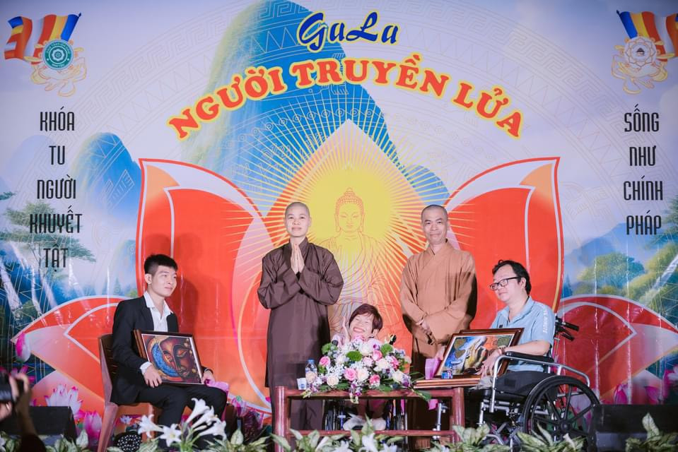 Hoàng là diễn giả tại Khóa tu cho người khuyết tật.