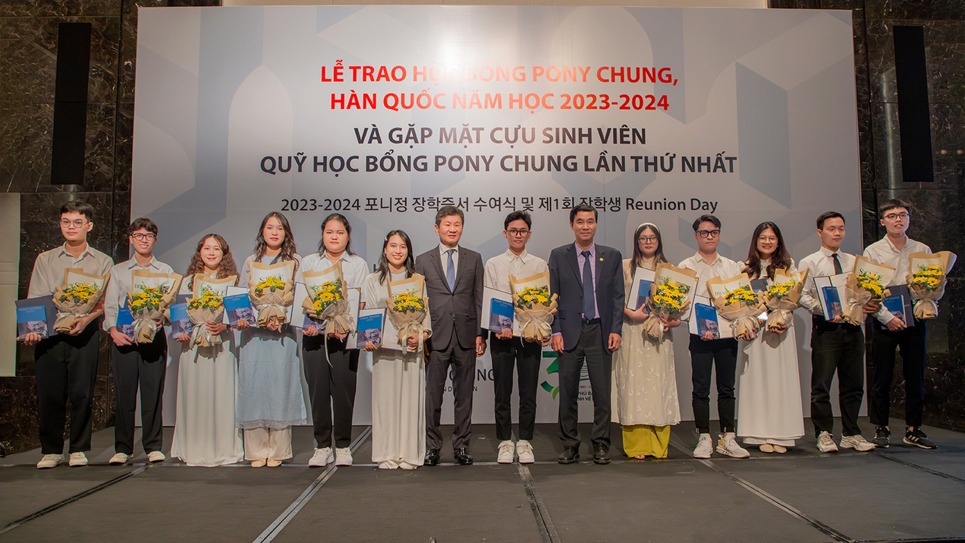 Cô nàng nhận học bổng Pony Chung. Cô nàng nhận học bổng Pony Chung.