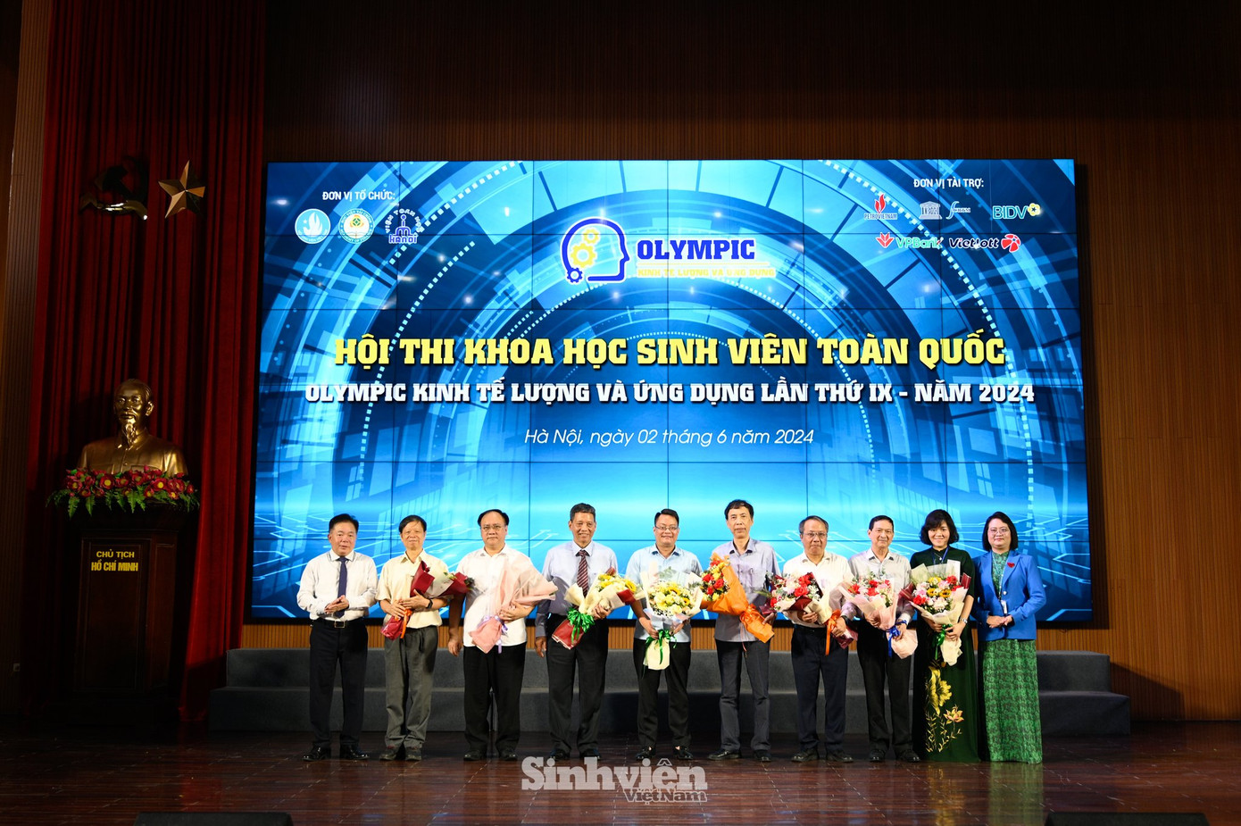 Hội đồng Giám khảo gồm những chuyên gia về Kinh tế, Tài chính hàng đầu cả nước. Hội đồng Giám khảo gồm những chuyên gia về Kinh tế, Tài chính hàng đầu cả nước.