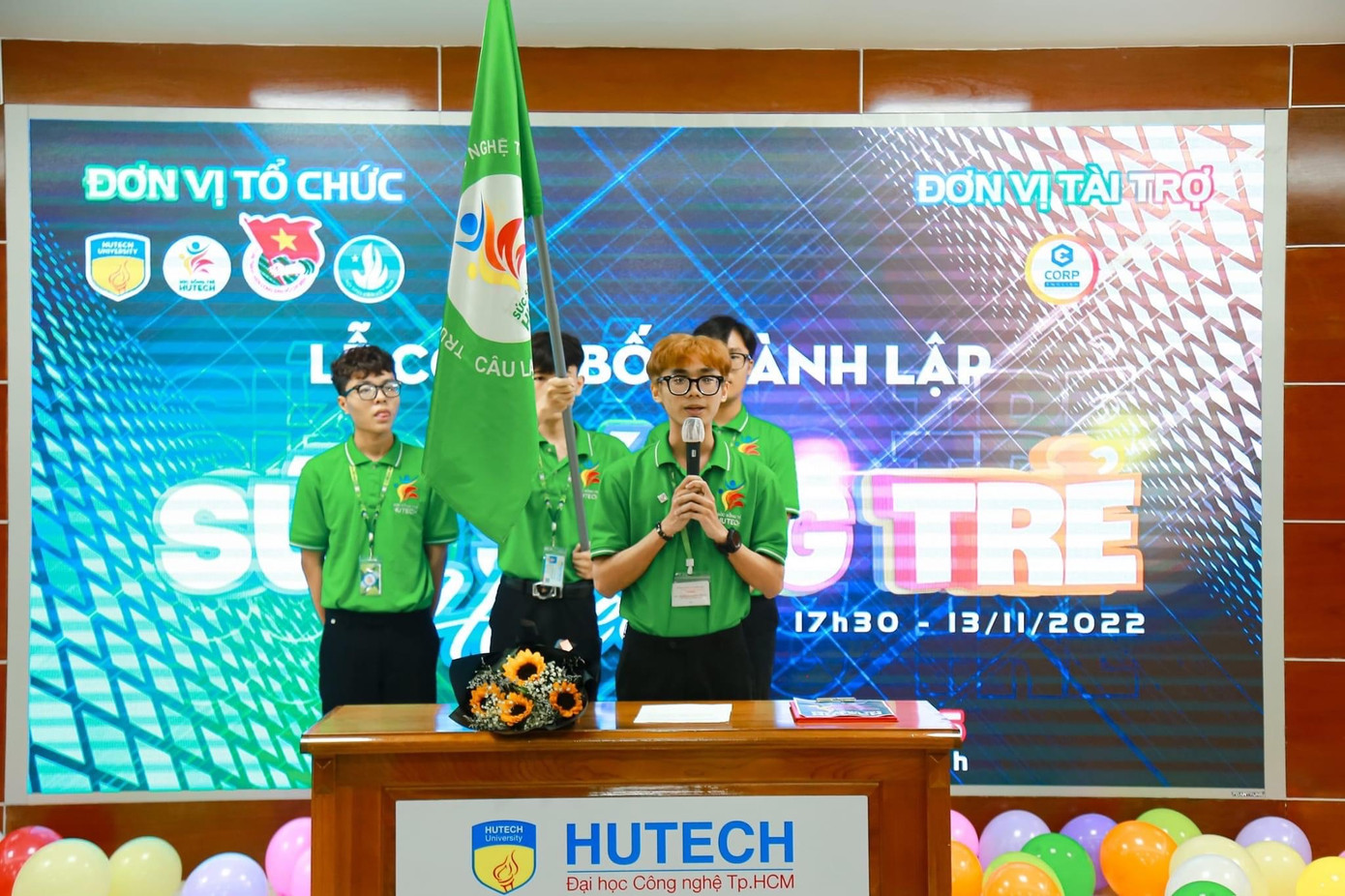 Khánh cùng các thành viên thành lập CLB Sức sống trẻ HUTECH. Khánh cùng các thành viên thành lập CLB Sức sống trẻ HUTECH.