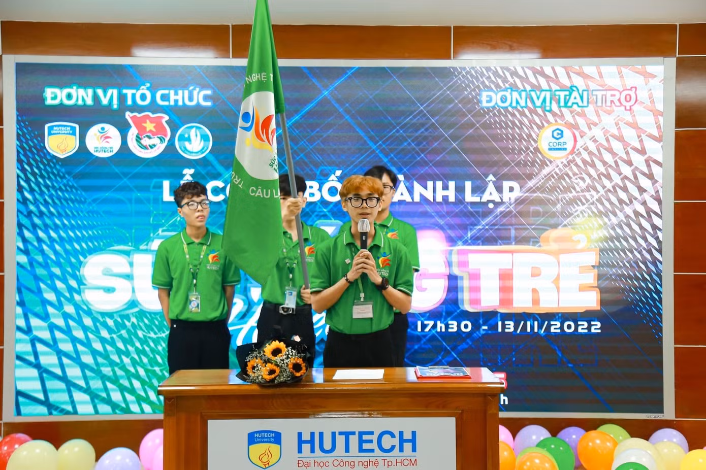 Khánh cùng các thành viên thành lập CLB Sức sống trẻ HUTECH.