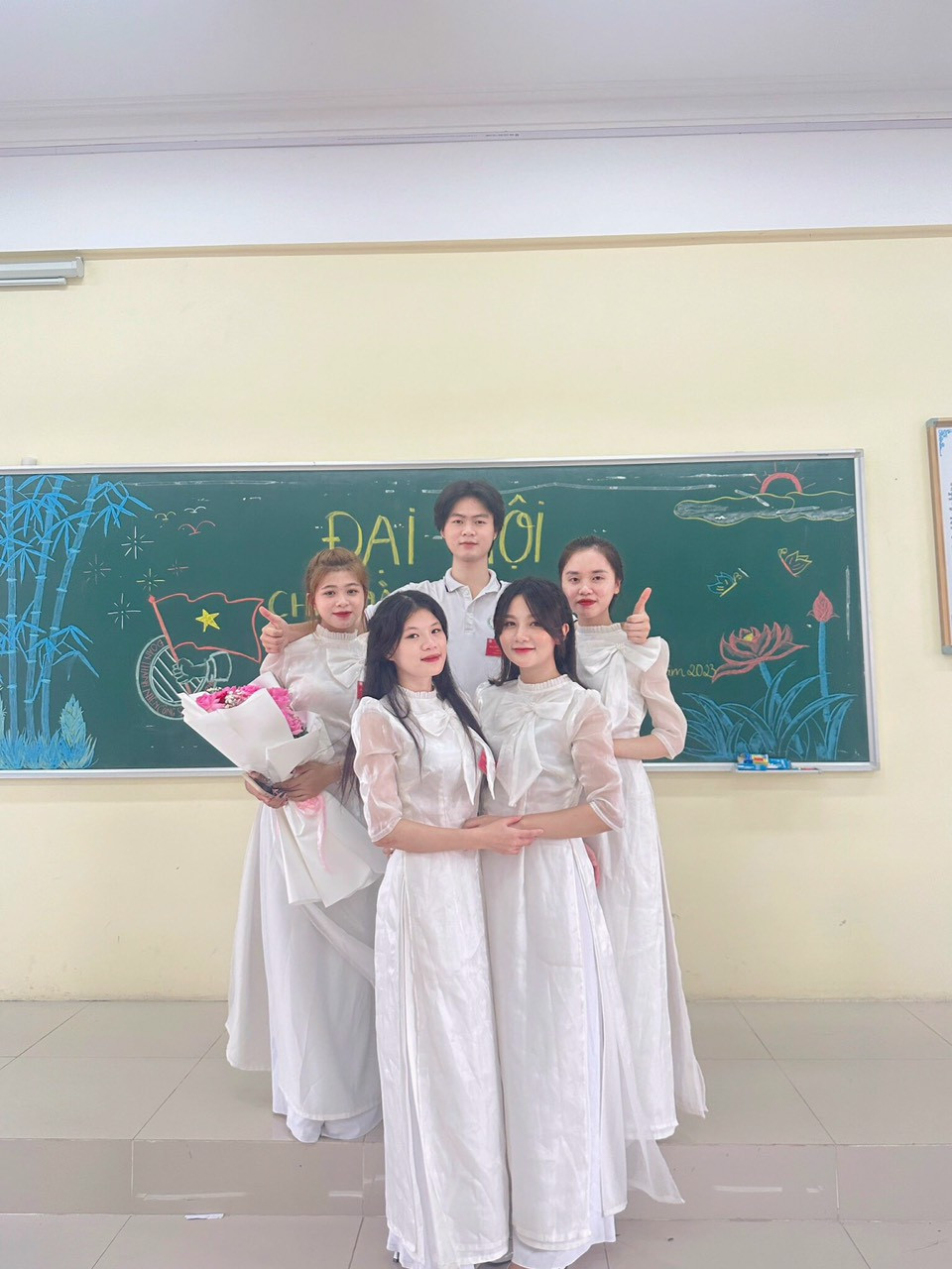 Thùy Trang cùng các bạn sinh viên tham gia Đại hội Chi Đoàn. Thùy Trang cùng các bạn sinh viên tham gia Đại hội Chi Đoàn.