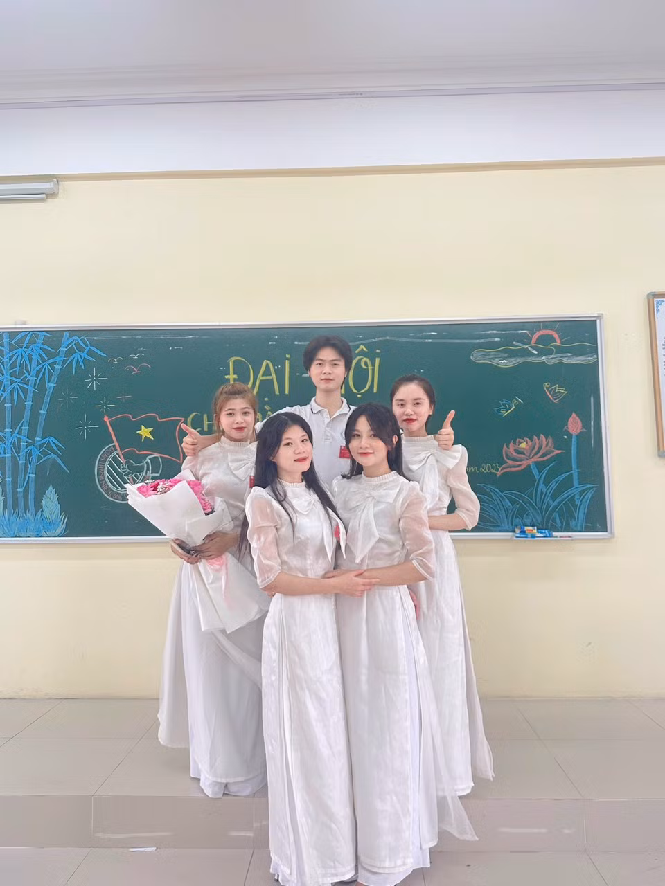 Thùy Trang cùng các bạn sinh viên tham gia Đại hội Chi Đoàn.