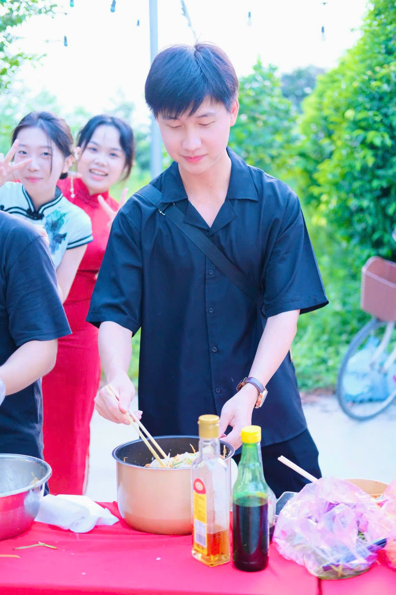 Đông Trình tham gia nấu các món ăn trong buổi Giao lưu văn hóa ẩm thực Trung Hoa. Đông Trình tham gia nấu các món ăn trong buổi Giao lưu văn hóa ẩm thực Trung Hoa.