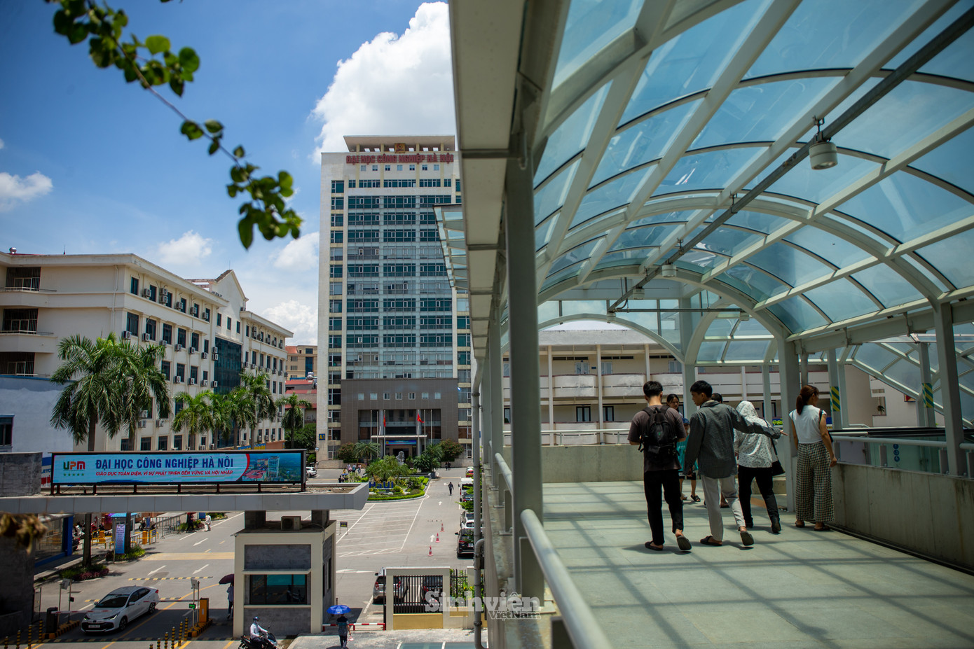 Ga Nhổn nằm cạnh Trường Đại học Công nghiệp Hà Nội.