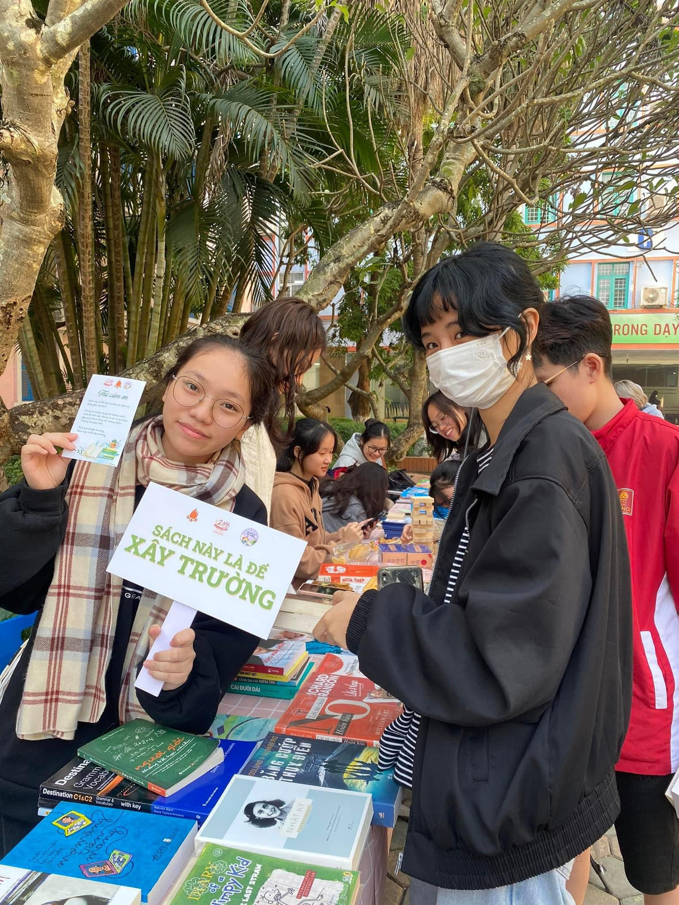 Hương Giang (bên trái) là người quản lý dự án “Sách này là để xây trường”.