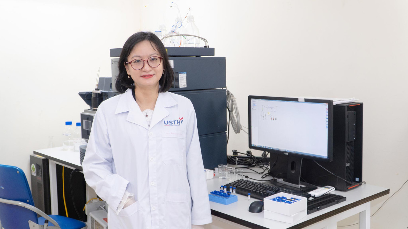 Sau khi tốt nghiệp Tiến sĩ ngành Dược học tại Cộng hoà Pháp, TS. Nguyễn Thị Vân Anh trở về giảng dạy tại USTH vào 9/2013. Sau khi tốt nghiệp Tiến sĩ ngành Dược học tại Cộng hoà Pháp, TS. Nguyễn Thị Vân Anh trở về giảng dạy tại USTH vào 9/2013.