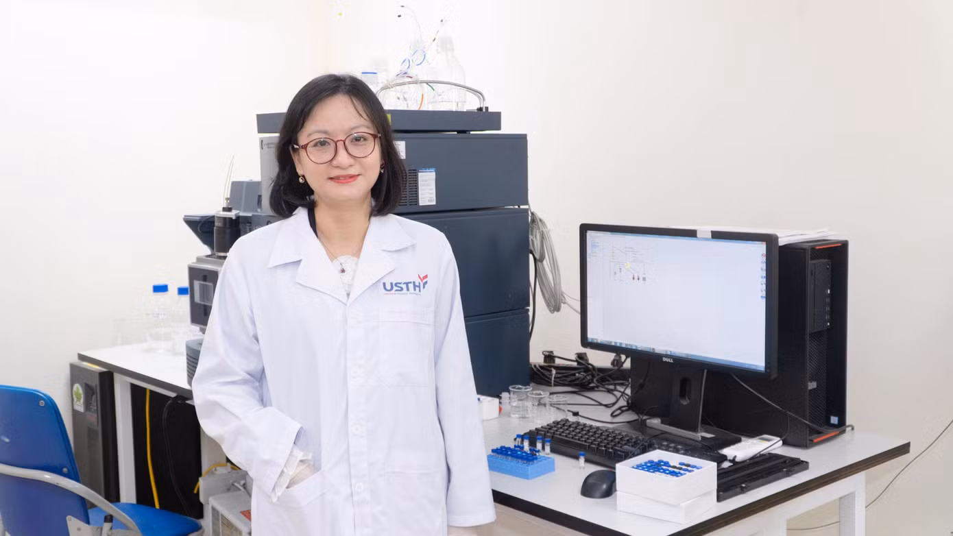 Sau khi tốt nghiệp Tiến sĩ ngành Dược học tại Cộng hoà Pháp, TS. Nguyễn Thị Vân Anh trở về giảng dạy tại USTH vào 9/2013.