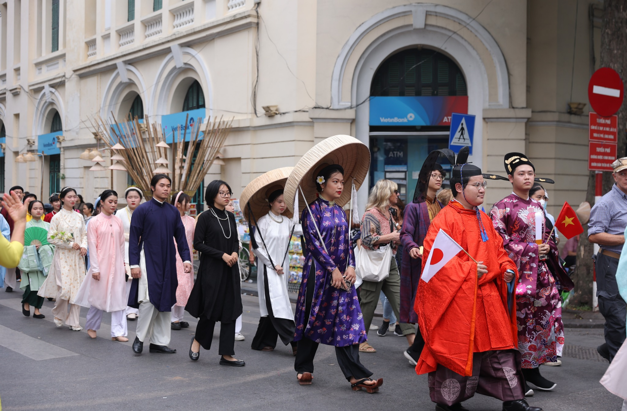 Màn diễu hành ấn tượng trong ngày hội Việt phục Bách Hoa Bộ Hành (Ảnh: Hà Anh)