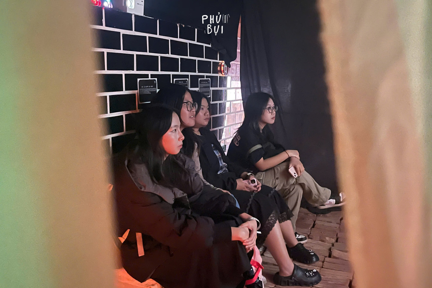 Thạch Thảo cùng những người bạn thân tại không gian âm thanh và hình ảnh của triển lãm.