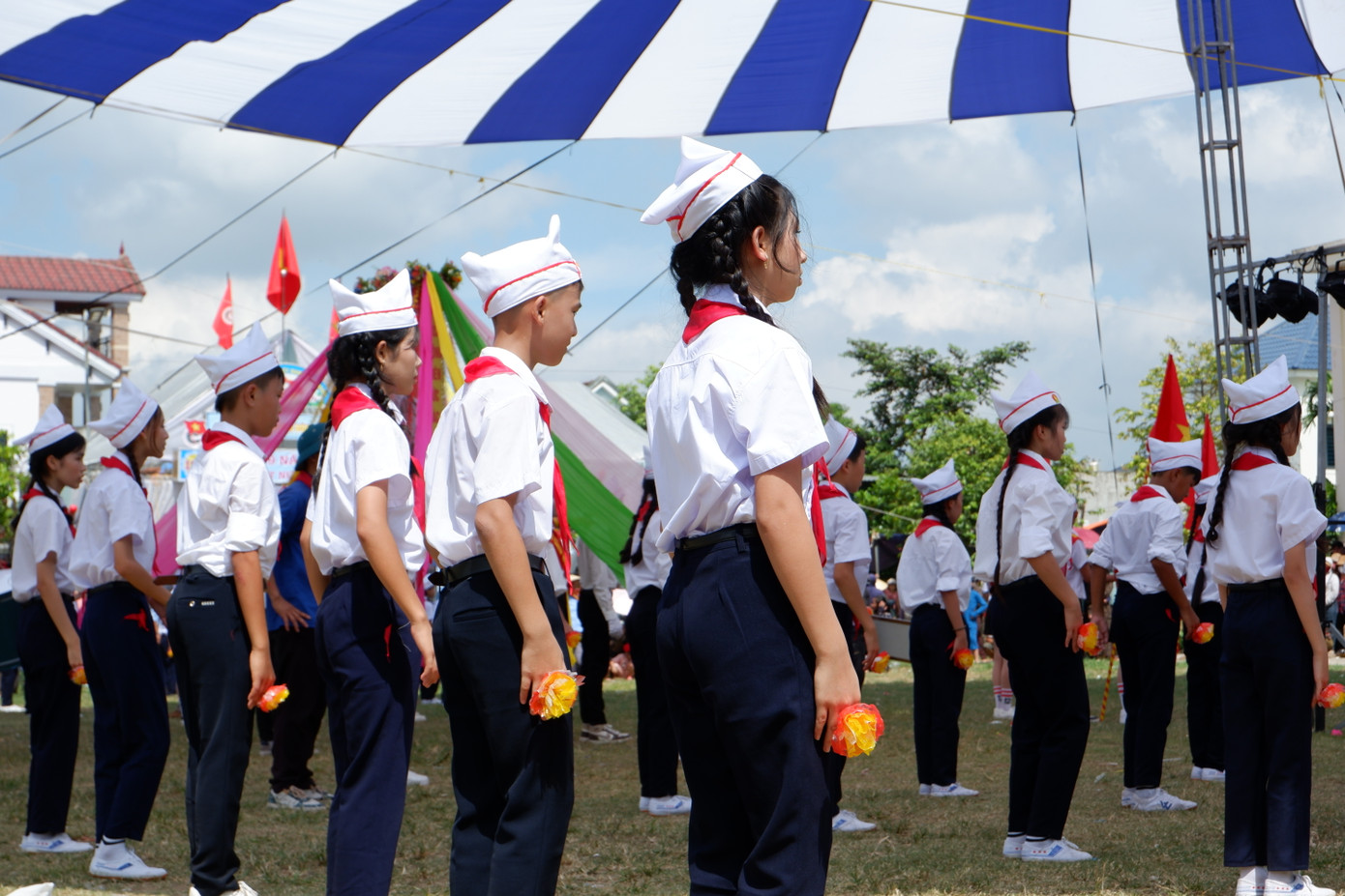 Sự thành công trong các buổi duyệt Nghi thức ngày 2/9 chính là nhờ công sức nỗ lực tập luyện không quản nắng mưa của các bạn thiếu niên, nhi đồng. Sự thành công trong các buổi duyệt Nghi thức ngày 2/9 chính là nhờ công sức nỗ lực tập luyện không quản nắng mưa của các bạn thiếu niên, nhi đồng.