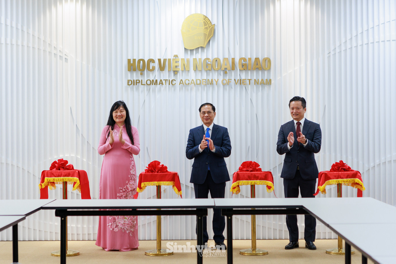 Phó Thủ tướng Chính phủ, Bộ trưởng Bộ Ngoại giao Bùi Thanh Sơn cùng lãnh đạo Học viện Ngoại giao TS. Phạm Lan Dung và TS. Nguyễn Hùng Sơn cắt băng khánh thành phòng truyền thống của Học viện. Phòng truyền thống được khánh thành đúng dịp 65 năm thành lập Học viện, mang nhiều ý nghĩa to lớn: là nơi lưu lại những cột mốc lịch sử vẻ vang của nhà trường; là nguồn động lực, tinh thần, cảm hứng cho các thế hệ mai sau tiếp nối và phát huy truyền thống tốt đẹp, đóng góp cho sự phát triển của Học viện và ngành Ngoại giao; là sự tri ân, thể hiện lòng biết ơn, chân thành của các thế hệ hậu bối Học viện Ngoại giao đối với thành quả mà các thế hệ đi trước đã dày công gây dựng.