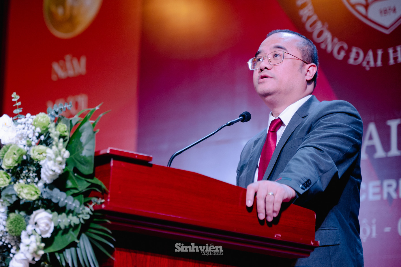 PGS.TS Nguyễn Trúc Lê chúc mừng các tân sinh viên đã chính thức trở thành một thành viên sáng giá của thương hiệu số 1 Đại học Quốc gia Hà Nội, đồng thời khẳng định UEB là bệ phóng giúp sinh viên hội tụ nhiều nền văn hóa, là “chìa khóa” để sinh viên mở cánh cửa bước trên con đường trở thành công dân toàn cầu trong tương lai.