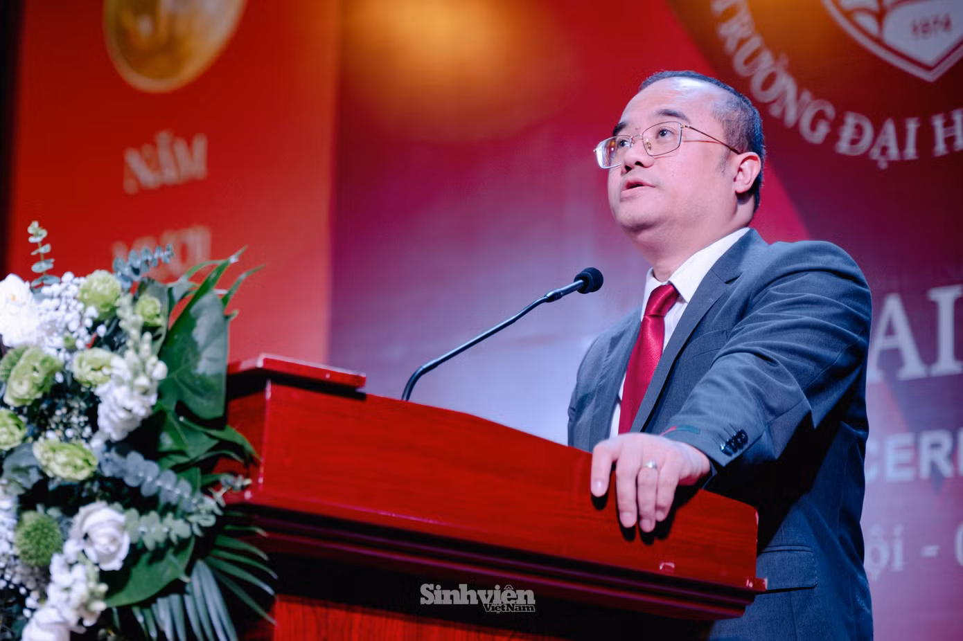 PGS.TS Nguyễn Trúc Lê chúc mừng các tân sinh viên đã chính thức trở thành một thành viên sáng giá của thương hiệu số 1 Đại học Quốc gia Hà Nội, đồng thời khẳng định UEB là bệ phóng giúp sinh viên hội tụ nhiều nền văn hóa, là “chìa khóa” để sinh viên mở cánh cửa bước trên con đường trở thành công dân toàn cầu trong tương lai.