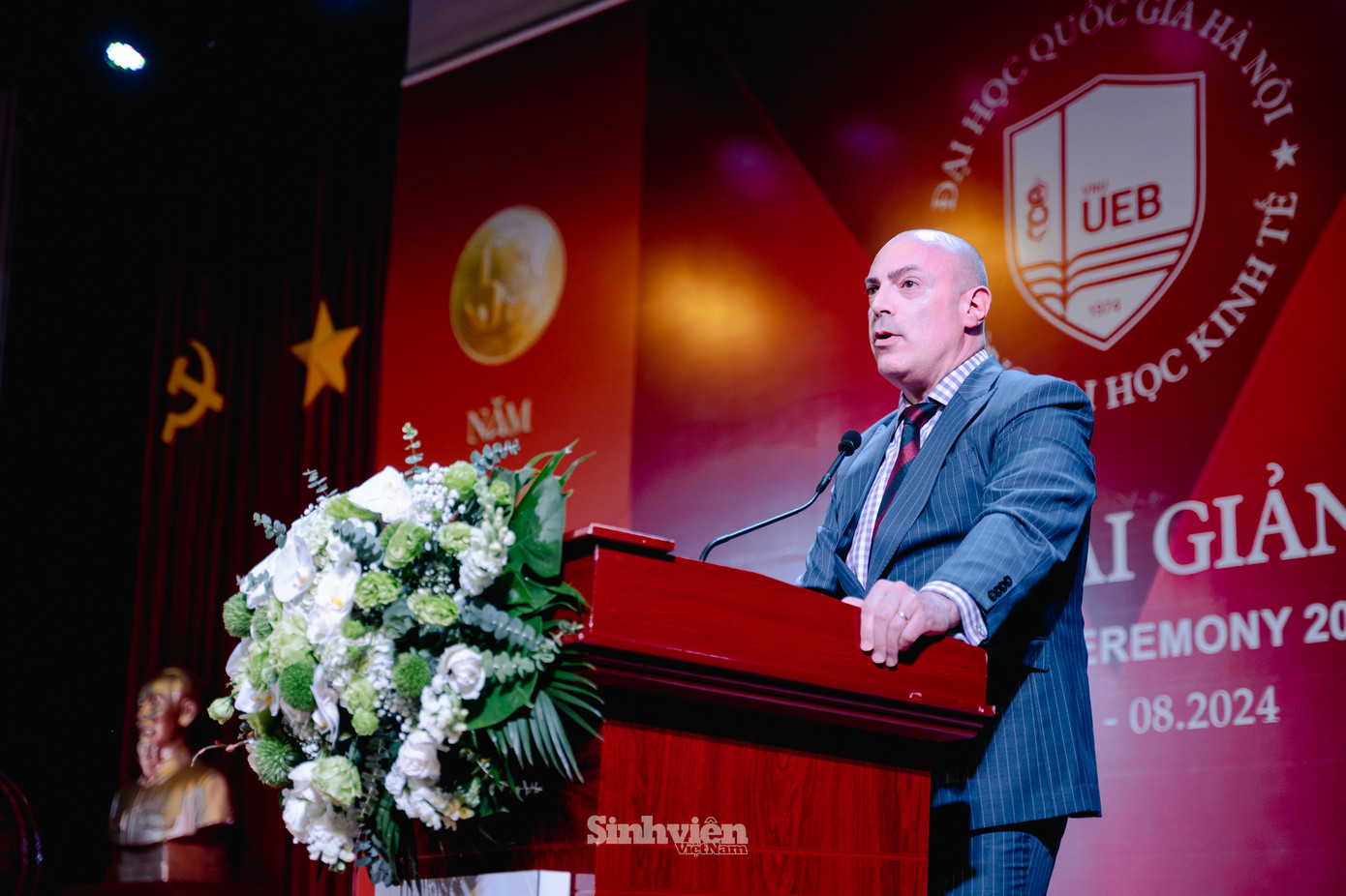 Ông Steven Brown - Phó Chủ tịch Hiệp hội Doanh nghiệp Anh quốc tại Việt Nam dành nhiều lời khuyên cho các tân sinh viên.