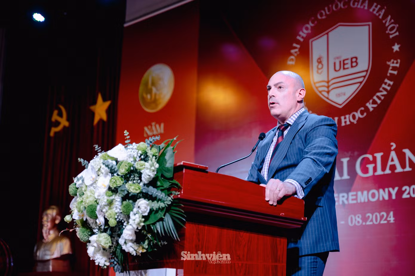 Ông Steven Brown - Phó Chủ tịch Hiệp hội Doanh nghiệp Anh quốc tại Việt Nam dành nhiều lời khuyên cho các tân sinh viên.