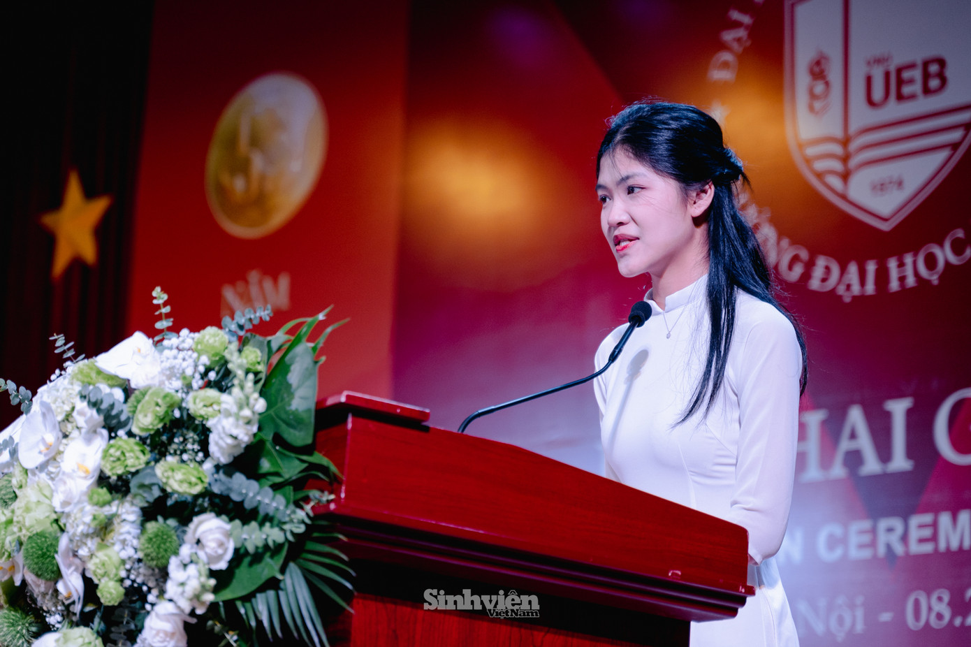 Bạn Mai Yến Nhi, tân sinh viên khoá QH-2024-E Khoa Kinh tế và Kinh doanh quốc tế đại diện hơn 2300 tân sinh viên chia sẻ tại lễ khai giảng.