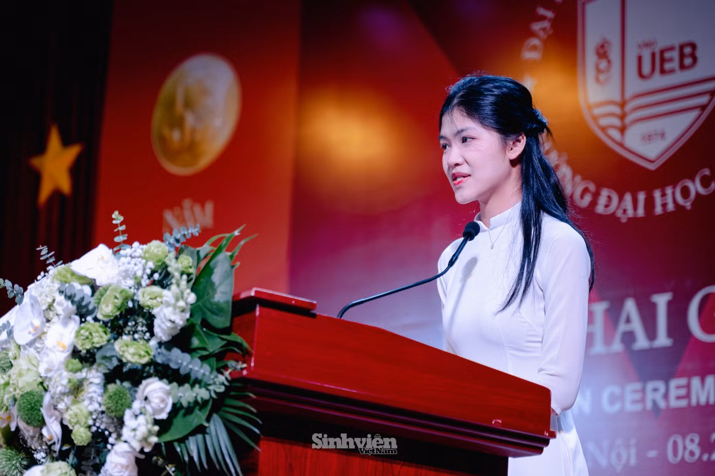 Bạn Mai Yến Nhi, tân sinh viên khoá QH-2024-E Khoa Kinh tế và Kinh doanh quốc tế đại diện hơn 2300 tân sinh viên chia sẻ tại lễ khai giảng.