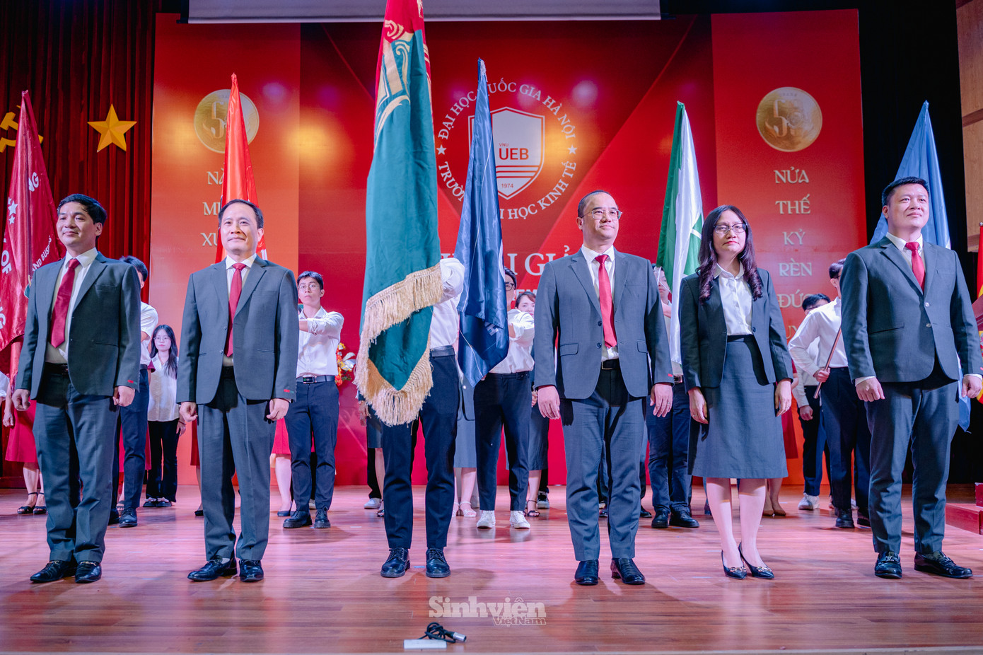 PGS.TS Nguyễn Trúc Lê - Bí thư Đảng ủy, Chủ tịch Hội đồng Trường; PGS.TS Lê Trung Thành - Hiệu trưởng UEB; PGS.TS Nguyễn Anh Thu - Phó Bí thư Đảng ủy, Phó Hiệu trưởng; TS Phạm Minh Tuấn - Phó Hiệu trưởng và TS Hoàng Khắc Lịch – Phó Hiệu trưởng UEB trong nghi thức rước cờ truyền thống, chào đón hơn 2300 tân sinh viên nhập học.