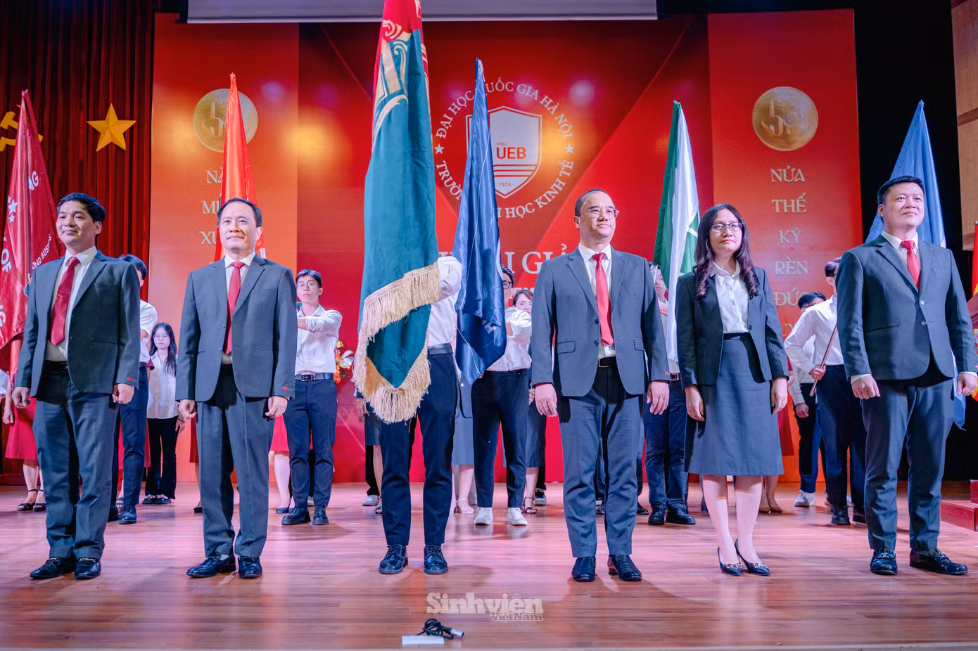 PGS.TS Nguyễn Trúc Lê - Bí thư Đảng ủy, Chủ tịch Hội đồng Trường; PGS.TS Lê Trung Thành - Hiệu trưởng UEB; PGS.TS Nguyễn Anh Thu - Phó Bí thư Đảng ủy, Phó Hiệu trưởng; TS Phạm Minh Tuấn - Phó Hiệu trưởng và TS Hoàng Khắc Lịch – Phó Hiệu trưởng UEB trong nghi thức rước cờ truyền thống, chào đón hơn 2300 tân sinh viên nhập học.