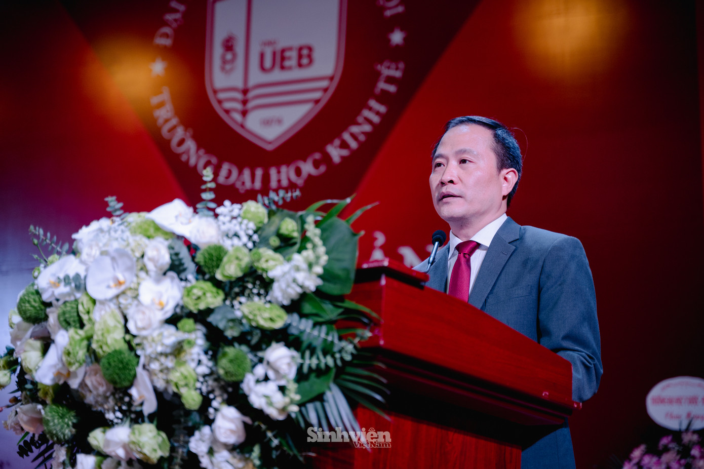 Tại buổi lễ, PGS.TS Lê Trung Thành - Hiệu trưởng Nhà trường gửi lời chúc mừng tới các tân sinh viên đã chính thức trở thành sinh viên của Trường Đại học Kinh tế - ĐHQGHN – một ngôi trường danh giá, TOP 500 thế giới trong nhiều lĩnh vực đào tạo và nghiên cứu, đồng thời khích lệ, động viên các tân sinh viên cần nỗ lực hơn nữa trong hành trình chinh phục tri thức.