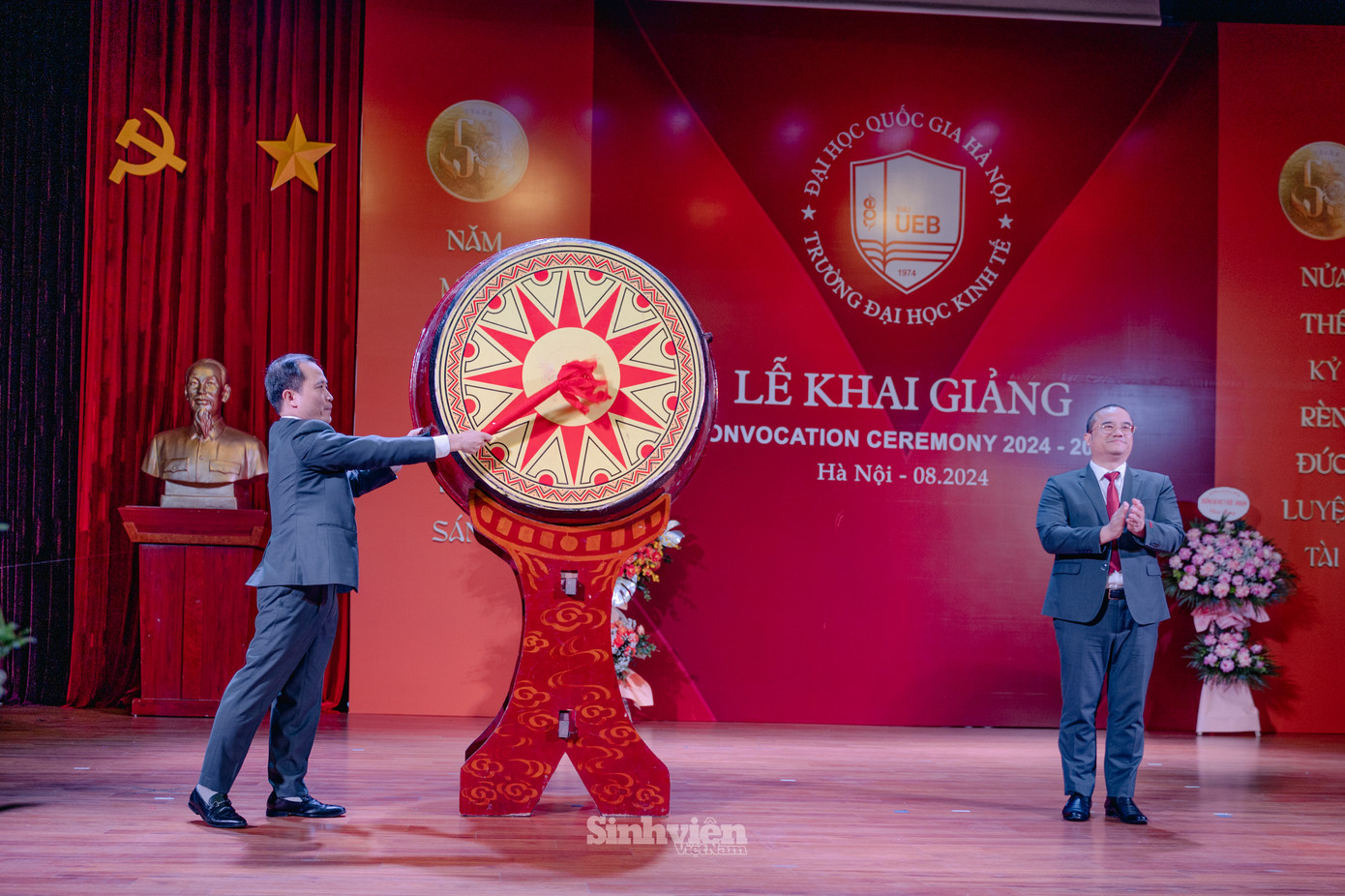 PGS.TS Lê Trung Thành và PGS.TS Nguyễn Trúc Lê đánh trống khai giảng năm học mới.