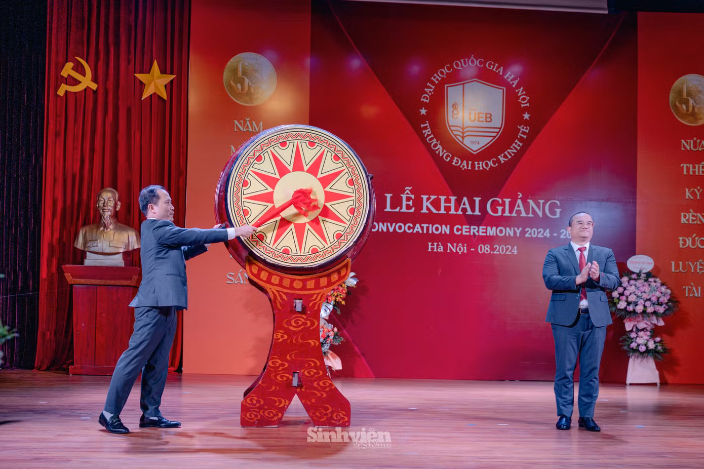 PGS.TS Lê Trung Thành và PGS.TS Nguyễn Trúc Lê đánh trống khai giảng năm học mới.